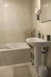 La salle de bains est pourvue d'une baignoire, d'un lavabo et d'une baignoire. dans l'établissement A estrenar!, à Bilbao
