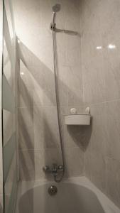 La salle de bains est pourvue d'une baignoire et d'une douche. dans l'établissement A estrenar!, à Bilbao