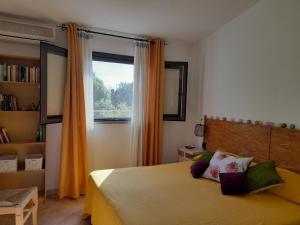 - une chambre avec un lit doté de rideaux orange et d'une fenêtre dans l'établissement La ReStanza, à Pula