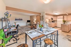 cocina y sala de estar con mesa y sillas en Juneau Apartment - Walk to Hiking and Breweries, en Mendenhaven