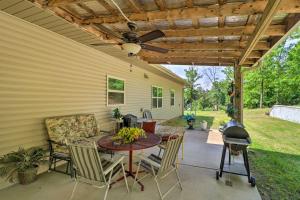 un patio avec une table, des chaises et un grill dans l'établissement Peaceful Home with Patio Near Greers Ferry Lake, 