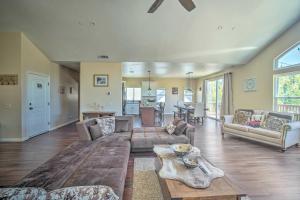 Posezení v ubytování Lake Arrowhead Getaway with Decks and Game Room!
