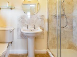 ein Badezimmer mit Waschbecken und Dusche in der Unterkunft Brook Cottage in Stearsby + 20 Fotos