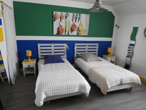 Saint-Guénoléにあるles volets bleusのベッド2台が隣同士に設置された部屋です。