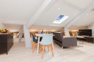 una sala de estar con una mesa y sillas en Anzur YourHostHelper, en Cannes