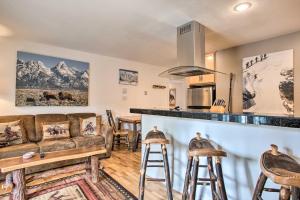 soggiorno con divano e bar di Skiers Dream Upscale Condo By Teton Village! a Wilson