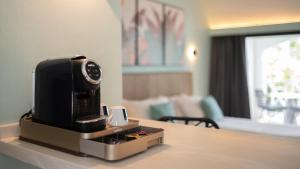 um micro-ondas sentado num balcão num quarto de hotel em Blue Bay Lodges em Willemstad