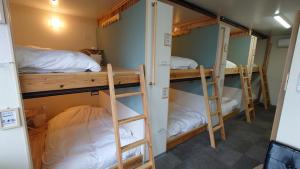Sanuki的住宿－宿 inn TEK-TEK，一间房间,设有三张双层床