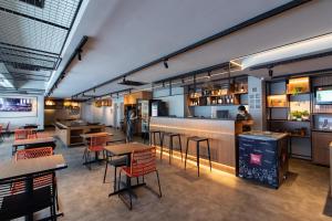 a restaurant with tables and chairs and a bar at ibis Petrolina in Petrolina