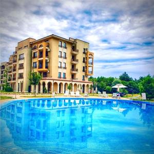 une grande piscine en face d'un bâtiment dans l'établissement Studio in Lighthouse Golf & Spa resort with Swimming Pool & High Speed WiFi, à Vasil Levski