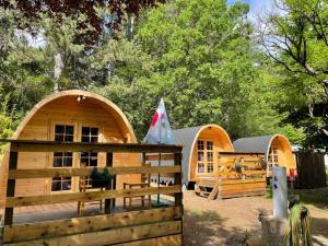 une cabane en bois avec une clôture devant elle dans l'établissement Camping du lac, à Saint-Julien-du-Verdon