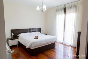 Posteľ alebo postele v izbe v ubytovaní Chalet vacacional Tina Menor - Casas de los Picos