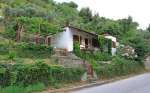 una casa al lado de una colina en Port House en Zagora