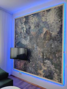 een groot schilderij aan een muur in een kamer bij ArLange in Ventspils +24 foto's