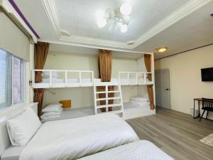 綠島鄉的住宿－好拾光民宿，一间卧室设有两张双层床和天花板