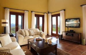 Oleskelutila majoituspaikassa Playa Potrero - great Villa with spectacular Sunsets - Villa de Oro
