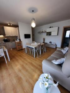 ein Wohnzimmer mit einem Sofa und einem Tisch in der Unterkunft B&B Girasoli in Ascoli Piceno