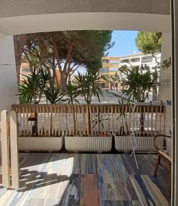 d'un balcon avec vue sur une cour arborée. dans l'établissement T2-3 cabine Les YUCCAS 200 m plage du Boucanet Rive Droite Grau du Roi idéal 2-4 pers, au Grau-du-Roi