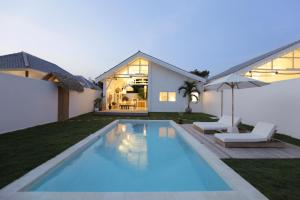 Piscina en o cerca de The Bingin Beach Villas' Private Villas