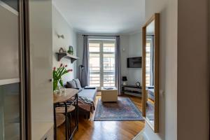 uma sala de estar com uma mesa e uma sala de jantar em Apartament Kowalska Starówka em Elblag