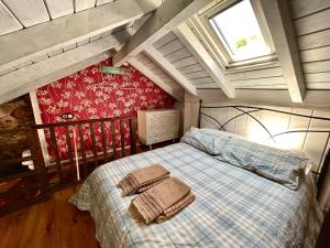 - une chambre avec un lit et 2 serviettes dans l'établissement Casa Folibar - Desconexión en plena naturaleza - Valle del Silencio, à Manzanedo de Valdueza