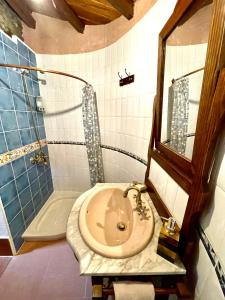 y baño con lavabo y ducha. en Casa Folibar - Desconexión en plena naturaleza - Valle del Silencio, en Manzanedo de Valdueza