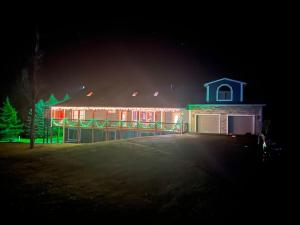 un edificio con luces encendidas por la noche en Hibernation Haven, en McHenry