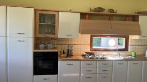 Kuchnia lub aneks kuchenny w obiekcie Villa Dolce Havana con piscina
