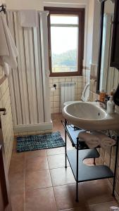 łazienka z dużą wanną i oknem w obiekcie Villa Dolce Havana con piscina w mieście Sperlonga
