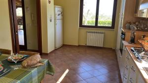 Kuchnia lub aneks kuchenny w obiekcie Villa Dolce Havana con piscina