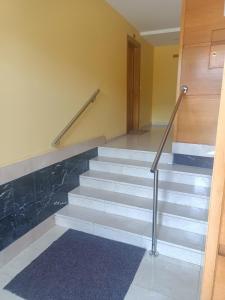 eine Treppe in einem Gebäude in der Unterkunft Apartamento Jardin del Sueve in Colunga