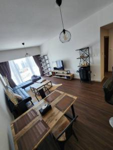 ein Wohnzimmer mit einem Tisch und einem Sofa in der Unterkunft Cozy 1BR in Iconic Tower in Abu Dhabi