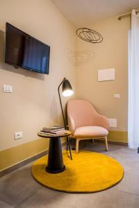 salon z krzesłem, stołem i telewizorem w obiekcie Cielo e Nuvole w mieście Cagli