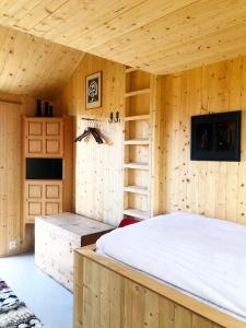 een slaapkamer met een bed in een houten kamer bij Sigurdbua in Kvalnes