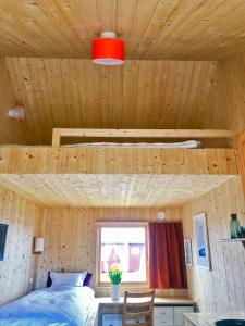 1 dormitorio con 1 cama y ventana en una habitación en Sigurdbua, en Kvalnes