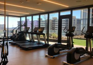 The fitness centre and/or fitness facilities at Brand New - Spacious Luxury Condo, Steps from Lake & Rainey for 4