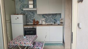 una piccola cucina con lavandino e piano cottura di Stritt' Stritt' a Palinuro