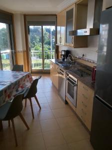 A kitchen or kitchenette at boiro playa barraña