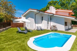 Bazén v ubytování Villa Valdés-Un lugar idílico,cerca de la costa nebo v jeho okolí