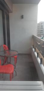 uma mesa e cadeiras num quarto com uma janela em Aqua West Apartment free parking- self check-in em Oradea