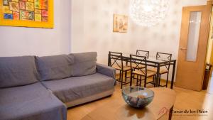 sala de estar con sofá y mesa en Apartamento El Soplao - Casas de los Picos, en Celis