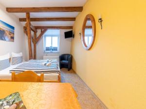 een kleine kamer met een bed en een spiegel bij Budget Apartment in Grundshagen with garden seating in Klütz