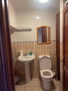 uma casa de banho com um WC e um lavatório em Fairladies Barn Guest House em St Bees