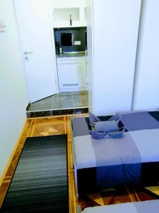 Katil atau katil-katil dalam bilik di Pula Center Studio Apartments