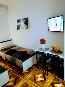 Televízia a/alebo spoločenská miestnosť v ubytovaní zPula Center Studio Apartments + 37 fotografií
