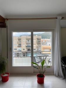 ロザスにあるApartamento tranquilo en Roses centro cerca de la playa Costa bravaの窓(テーブル付)、バルコニーが備わります。