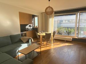 uma sala de estar com um sofá e uma mesa em Kaupmehe Terrace Apartment, free parking em Taline