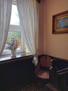 Area soggiorno di Buggle's Pub and Accommodation