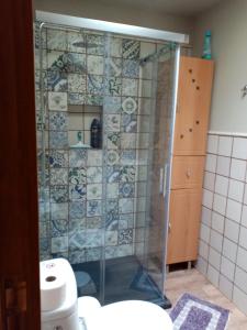 蓬塔戈爾達的住宿－Casa Los Pinos - Sunset & WIFI，浴室里设有玻璃门淋浴
