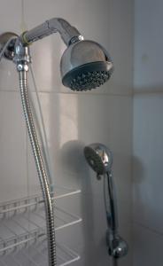 y baño con ducha con cabezal de ducha. en Apartamento 32 Juana de Arco, en Quito